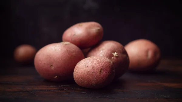 Batata vermelha crua em janelas luz mágica. estilo rústico — Fotografia de Stock