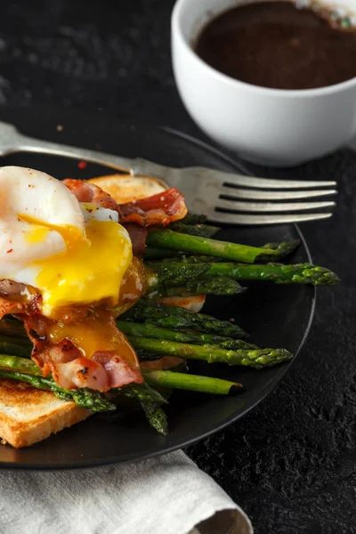 Benedict gevrek domuz pastırması ile ördek yumurta haşlanmış yumurta ve Tost üzerinde kuşkonmaz kahvaltıda kızarmış — Stok fotoğraf