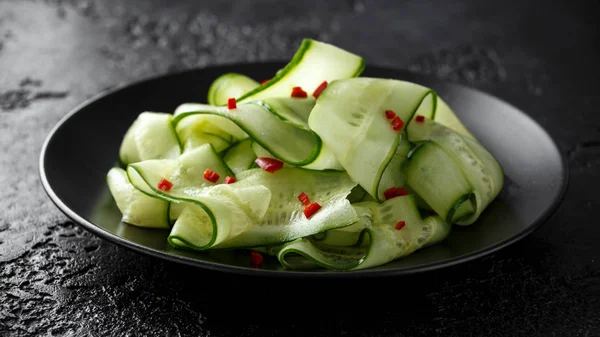 Saláta uborka szeleteket sóval, borssal, piros paprika — Stock Fotó