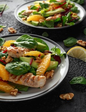 Rustik arka planda turuncu ve avokado salata Izgara tavuk