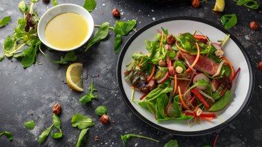 Havuç, turp, fasulye filizi, biber, fındık ve yeşil karışımı ile baharatlı biftek salatası
