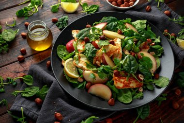 Şeftali meyve, fındık ve ıspanak, Izgara Hellim peynirli salata roka karıştırın. sağlıklı gıda