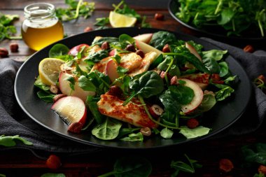 Şeftali meyve, fındık ve ıspanak, Izgara Hellim peynirli salata roka karıştırın. sağlıklı gıda