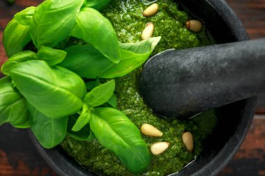 Yeşil fesleğen Pesto çam fıstığı ve sarımsak ile mermer harç içinde