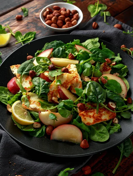 Grilled Halloumi Cheese salad with peach fruit, nuts and spinach, arugula mix. healthy food — Stock Photo, Image