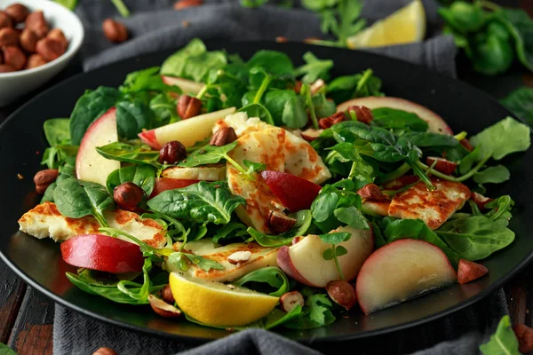 Grilled Halloumi Cheese salad with peach fruit, nuts and spinach, arugula mix. healthy food. closeup — Stock Photo, Image