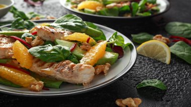 Rustik arka planda turuncu ve avokado salata Izgara tavuk