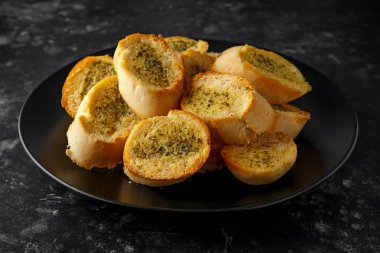 Taze sarımsak ekmek ekmek, ekmek siyah plaka üzerinde