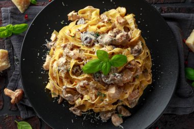 Shiitake mantar ve tavuk otlar ve peynirli makarna