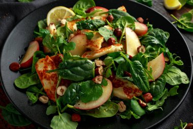 Şeftali meyve, fındık ve ıspanak, Izgara Hellim peynirli salata roka karıştırın. sağlıklı gıda