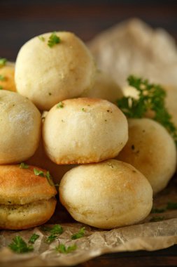 Taze sarımsak topu ekmek buruşuk Kağıt üzerinde siyah plaka üzerinde