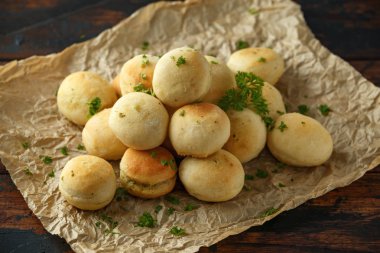 Taze sarımsak topu ekmek buruşuk Kağıt üzerinde siyah plaka üzerinde