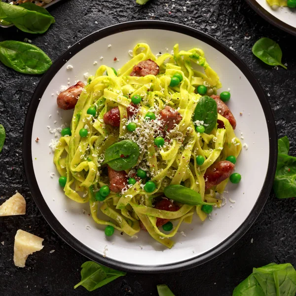 Hemgjord Pasta med gröna ärtor, spenat pesto och korv. parmesanost. hälsosam mat. bakgrund — Stockfoto