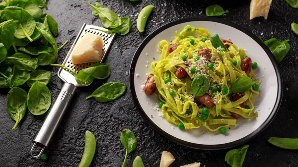 Hemgjord Pasta med gröna ärtor, spenat pesto och korv. parmesanost. hälsosam mat. — Stockfoto
