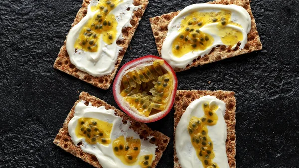Panes de centeno con cuajada de soja y maracuja, fruta de la pasión. desayuno saludable —  Fotos de Stock