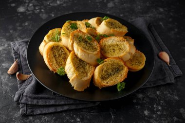 Taze sarımsak ekmek ekmek, ekmek siyah plaka üzerinde