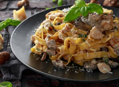 Shiitake mantar ve tavuk otlar ve peynirli makarna