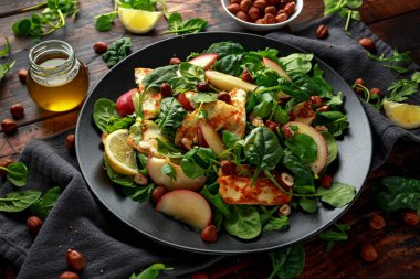 Şeftali meyve, fındık ve ıspanak, Izgara Hellim peynirli salata roka karıştırın. sağlıklı gıda