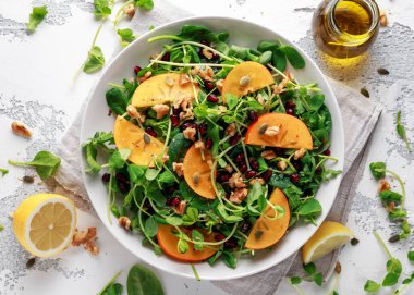 Trabzon hurması ve bezelye salatası ceviz, nar ve kabak çekirdeği ateş