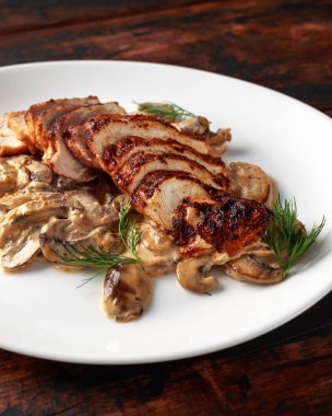 Kremalı mantar soslu tavuk göğsü ızgara dilimleri. sağlıklı gıda