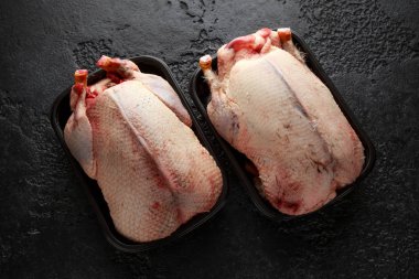 Ham vahşi yeşilbaş ördekler pişirilmeli hazırdır. Oyun veya ocağı kuşlar