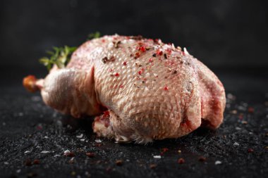 Baharat tuz, karabiber ile ham vahşi yeşilbaş ördekler. hazır pişmiş olması. Oyun veya ocağı kuşlar