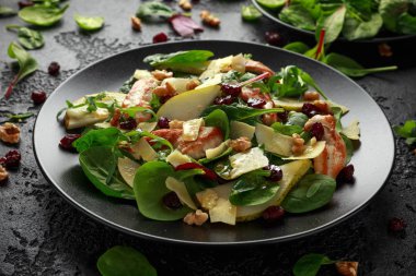 Armut, kaşar peyniri, kızılcık ve ceviz tavuk salatası. sağlıklı gıda