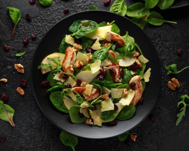 Armut, kaşar peyniri, kızılcık ve ceviz tavuk salatası. sağlıklı gıda