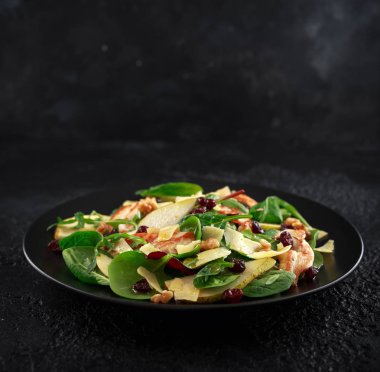 Armut, kaşar peyniri, kızılcık ve ceviz tavuk salatası. sağlıklı gıda