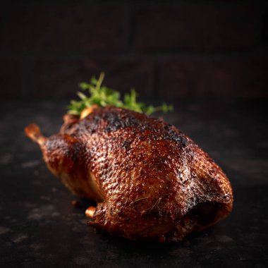 Portakal ve otlar ile ızgara vahşi yeşilbaş ördekler.