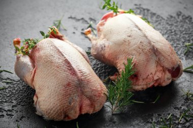 Ham vahşi yeşilbaş ördekler pişirilmeli hazırdır. Oyun veya ocağı kuşlar