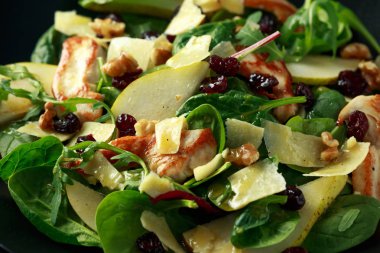 Şeftali meyve, fındık ve ıspanak, Izgara Hellim peynirli salata roka karıştırın. sağlıklı gıda