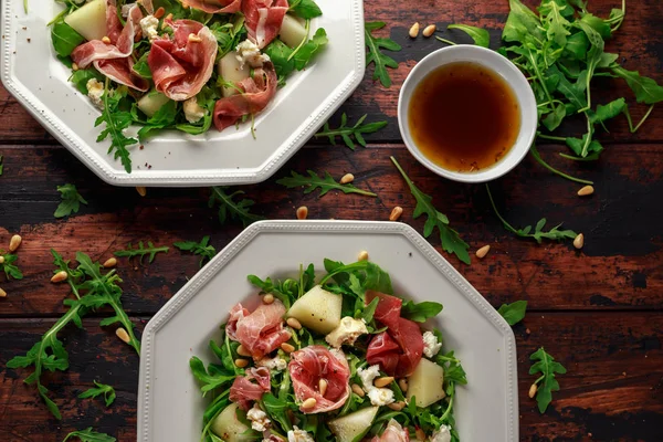 Parmaschinken und Melonensalat mit Mozzarella, Rucola und Pinienkernen — Stockfoto