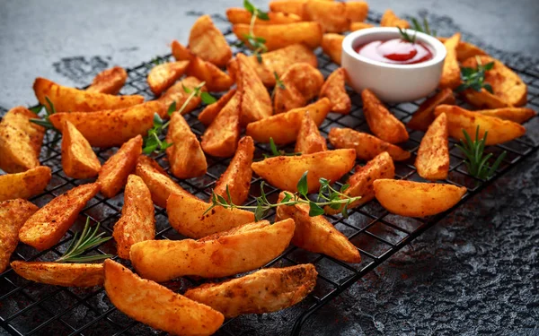 Kırmızı biber patates patates cips, ketçap ve kekik ile takozlar — Stok fotoğraf