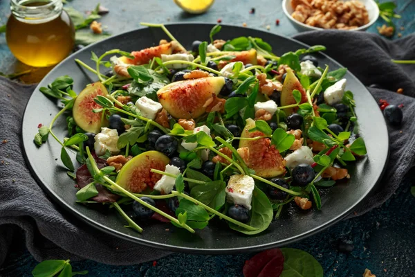 Салат из инжира с черникой, орехами, сыром фета и зелеными овощами. здоровое питание — стоковое фото