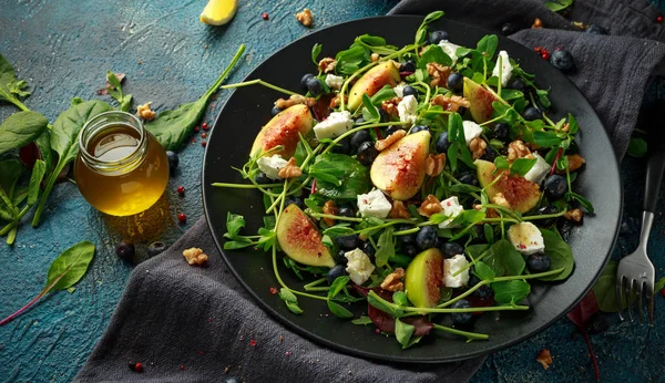 Салат из инжира с черникой, орехами, сыром фета и зелеными овощами. здоровое питание — стоковое фото