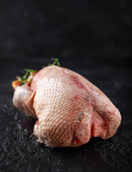 Nyers vadon élő tőkés kacsa kész főtt. Játék vagy kőbánya madarak — Stock Fotó