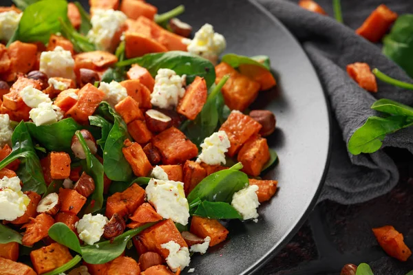 Salada Batata Doce Assada Saudável Com Espinafre Queijo Feta Avelãs — Fotografia de Stock