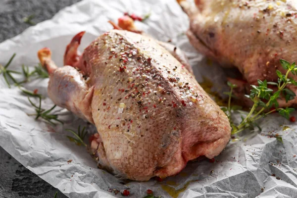 Ham vahşi yeşilbaş ördekler turşusu tuz, biber, otlar ile. hazır pişmiş olması. Oyun veya ocağı kuşlar — Stok fotoğraf