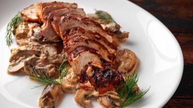 Kremalı mantar soslu tavuk göğsü ızgara dilimleri. sağlıklı gıda