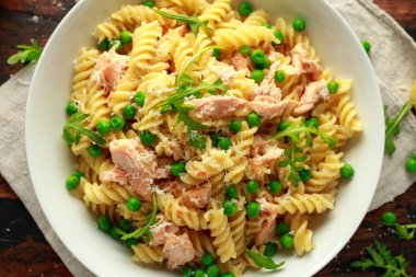 Somon, yeşil bezelye, parmesan peyniri ve limon ile ev yapımı makarna düdük. sağlıklı gıda. arka plan.