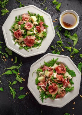 Mozzarella peyniri, roka ve çam fıstığı ile Parma ham ve kavun salatası