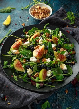 İncir yaban mersini, ceviz, beyaz peynir ve yeşil sebze salatası. sağlıklı gıda