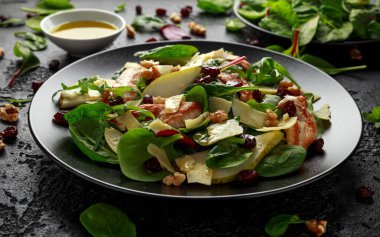 Armut, kaşar peyniri, kızılcık ve ceviz tavuk salatası. sağlıklı gıda