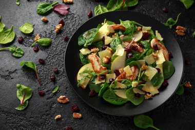 Armut, kaşar peyniri, kızılcık ve ceviz tavuk salatası. sağlıklı gıda