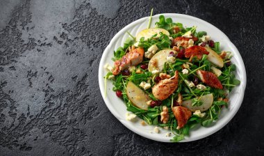 Armut, mavi peynir, kızılcık ve ceviz tavuk salatası. kavram sağlıklı gıda. siyah arka plan