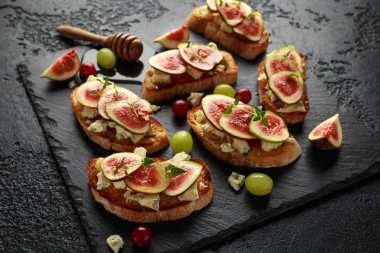Bu Gorgonzola ve incir tartines, tost, bruschetta. bal ile drizzled.