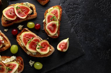 Bu Gorgonzola ve incir tartines, tost, bruschetta. bal ile drizzled.