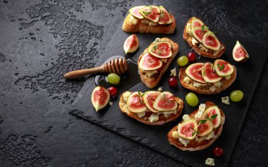 Bu Gorgonzola ve incir tartines, tost, bruschetta. bal ile drizzled.