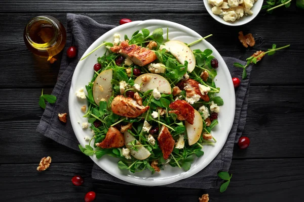 Pera, insalata di pollo con formaggio blu, mirtillo e noci. concetto di cibo sano. sfondo nero — Foto Stock